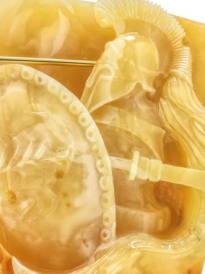 Уникальная резная статуэтка из цельного медового янтаря «Преторианец»