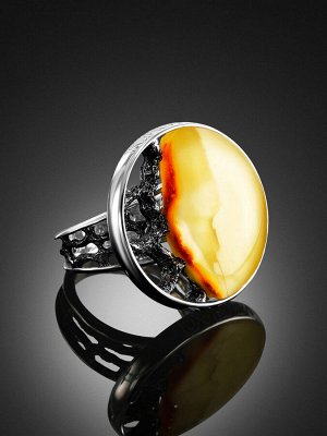 Круглое кольцо «Модерн» из чернёного серебра и натурального балтийского янтаря