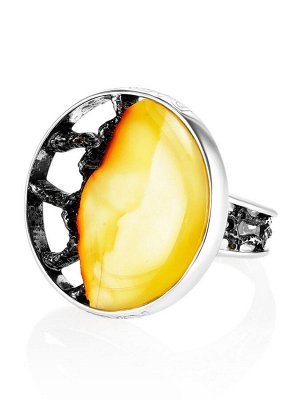 Круглое кольцо «Модерн» из чернёного серебра и натурального балтийского янтаря