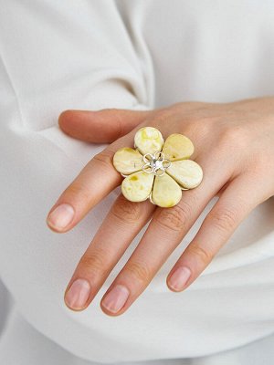 Крупное кольцо в виде цветка из серебра и натурального янтаря «Шиповник»