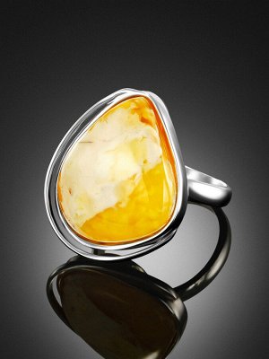 Крупное серебряное кольцо с натуральным медовым янтарем