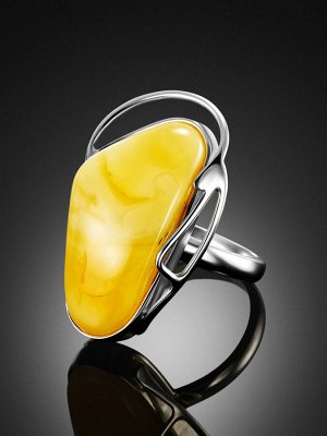 Нарядное кольцо из пейзажного янтаря молочно-медового оттенка в серебре «Риальто»