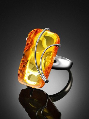 Нарядное серебряное кольцо с цельным натуральным янтарем «Риальто»