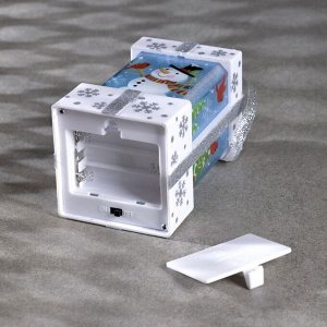 Светодиодная фигура «Белый подарок со снеговиком» 6.3 x 11.5 x 6.3 см, пластик, батарейки АААх3 (не в комплекте), эффект пламени