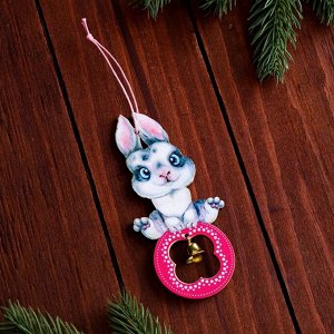 Ёлочная игрушка "Год Кролика. Кролик со снежинкой" с колокольчиком, дерево, ламинация, 3,8х8