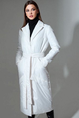 Пальто Рост: 170 Состав ткани: ПЭ-100%; Пальто женское полуприлегающего силуэта из плащевой ткани на подкладке. Застежка центральная, бортовая на пришивных кнопках. По переду обработаны накладные карм