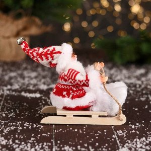 Дед Мороз "В костюмчике с узорами и меховых ботиночках, на санях" 13 см, красно-белый
