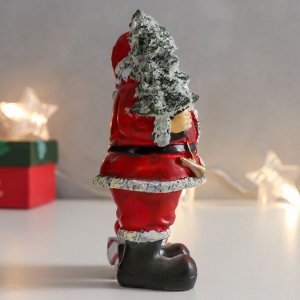 Сувенир полистоун "Дед Мороз в красном кафтане с ёлочкой и подарками" 12,5х7х5,5 см