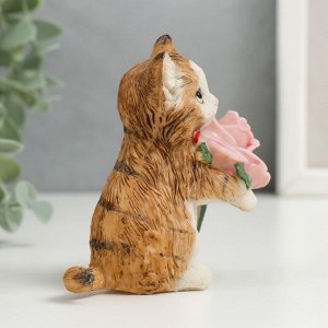 Сувенир полистоун "Котёночек с крупной розой" 7х6х7,5 см