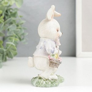 Фигурка полистоун «Нарядный зайчик с корзиной цветов на полянке», 11.5x5.5x7 см