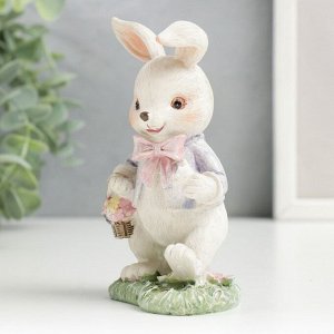 Фигурка полистоун «Нарядный зайчик с корзиной цветов на полянке», 11.5x5.5x7 см