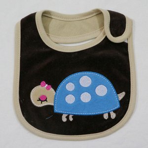 Нагрудник-слюнявчик детский текстильный с вышивкой "Черепашка", цвет черный