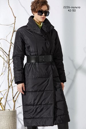 Пальто П/э 100% izosoft 250мг-----РЕМЕНЬ НЕ ВХОДИТ В КОМПЛЕКТ Изделие зимнее Зимнее пальто черного цвета, выполнено из двух видов ткани. Пальто прямого силуэта длиной ниже колена. Застежка на молнию, 
