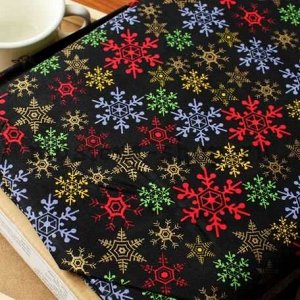 Ткань для печворка и рукоделия Цветные снежинки на черном