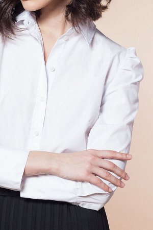 Блузка из поплина с актуальными защипами по окату рукава.