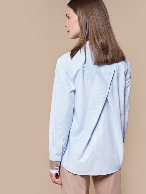Блузка из ткани с плетеной фактурной полосой,  манжетами с репсовой лентой и эффектной спинкой.