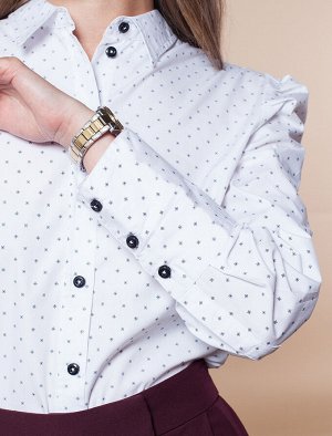Блузка из хлопка с мелким рисунком и актуальными защипами по окату рукава.