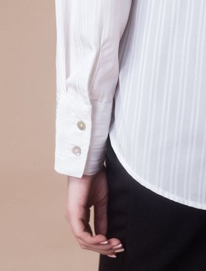Свободная блузка из легкой ткани в полупрозрачную полоску