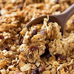 Вкусная гранола с апельсиновыми цукатами и кокосом.  Состав: овсяные хлопья, кокосовая стружка, апельсиновые цукаты, мед, масло подсолненчое нерафинированное, корица, соль, ваниль