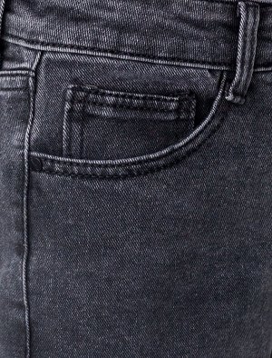 Плотно прилегающие джинсы mom-fit из эластичного денима.