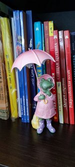 Сувенир полистоун &quot;Лягушка в цветном дождевике под зонтом&quot; МИКС 20х9х9 см (Цвет зонта и плаща- розовый. Зонтик съемный)