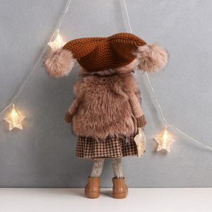 Кукла интерьерная "Девочка в коричневой шубке и шапке со звёздочкой" 20х11х47 см