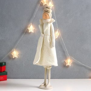 Кукла интерьерная "Девушка в белом пальто с сердечком" 17х10х50 см