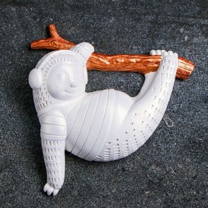 Подвесной декор "Ленивец в наушниках на ветке" жемчуг/бронза, 20х19см