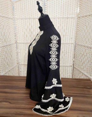 Блуза Красивая блуза, оригинальная модель! Цвет чёрный, отделка белая! Не высокая стойка, застёжка на спинке 2 пуговки. Очень интересный рукав - от локтя воланами. Супер с юбкой карандаш,б рюками. Блу