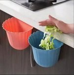 Мусорная корзинка подвесная с креплением на дверцу шкафа