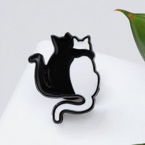 Значок "Коты" объятие, цвет чёрно-белый в чёрном металле