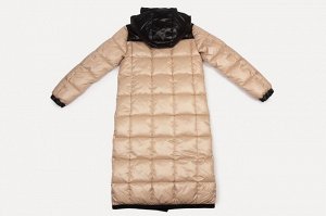 Пальто Длинное стеганое зимнее пальто сезона зима 2021-2022. Модель актуальных расцветок, с яркой отделкой, с логотипом – о чем еще можно мечтать. Дизайн выражает контрастное сочетание с черным цветом