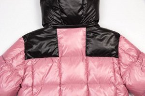 Пальто Длинное стеганое зимнее пальто сезона зима 2021-2022. Модель
актуальных расцветок, с яркой отделкой, с логотипом – о чем еще можно
мечтать. Дизайн выражает контрастное сочетание с черным цветом