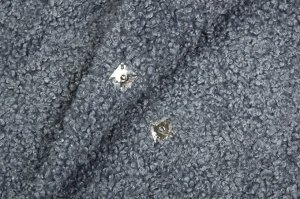 Шуба Шубы из искусственного меха – это главный тренд, который не теряет своей
актуальности на протяжении уже нескольких последних сезонов. Меховое пальто
прямого силуэта актуальной длины миди, плечо с