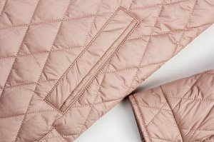Куртка Женская куртка -рубашка это не только модное приобретение, но и залог практичности, комфорта, безукоризненного образа.
Куртка из строченой ткани свободного покроя, боковые кармашки в листочку, 