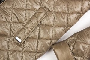 Пальто Стеганое пальто в спортивном стиле прекрасно подойдет на осень. В этом пальто можно быть уверенной, что в нем будет не холодно осенними днями. Украшением изделия служит металлическая фурнитура 