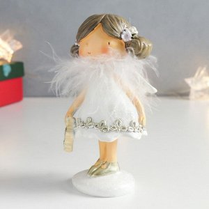 Сувенир полистоун "Девочка в белом платье со снежинкой" 8х6х13,7 см
