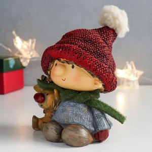 Сувенир полистоун "Мальчик в красной шапке с оленёнком" 11х9,5х12,5 см
