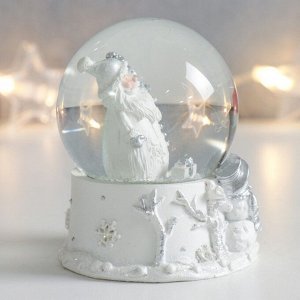 Стеклянный шар "Дед Мороз с ёлкой и снеговиком" белый с серебром 7х6,7х8,8 см