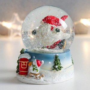 Стеклянный шар "Дед Морозик на лыжах" 7х6,7х8,8х см
