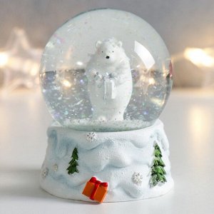 Стеклянный шар "Белый мишка с подарком" белый с серебром 7х6,7х8,8 см