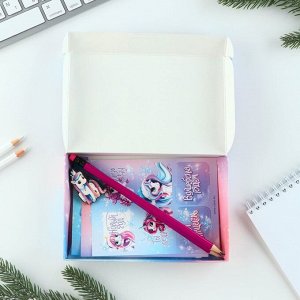 Подарочный набор «Волшебство рядом»: блокнот, карандаши, наклейки и значок