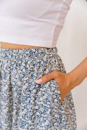 Юбка Delft Шелковистая юбка миди синего цвета в мелкий белый рисунок цветов и фруктов
Пояс на резинке, кармашки в боковых швах
Материал: 100% полиэстер.
Сделано в России.
Представлена в двух универсал
