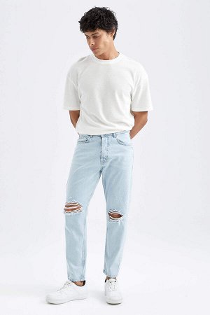 Джинсовые брюки узкого кроя с рваными деталями в стиле 90-х