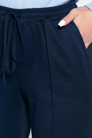 Брюки 5070 Комфортные брюки из трикотажного полотна,цвет т.синий,в боковых швах функциональные карманы,удобную посадку по талии обеспечивает эластичный пояс на резинке с кулиской,отстроченные стрелки 