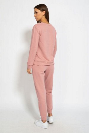 Костюм Костюм Kivviwear 40484051/07 пыльная роза 
Состав: ПЭ-15%; Хлопок-85%;
Сезон: Осень-Зима
Рост: 170

Костюм. Классический свитшот с нанесенной апликацией либо цифровой печатью. Брюки средней по