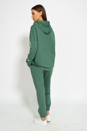 Костюм Костюм Kivviwear 41044105/05 хаки 
Состав: ПЭ-24%; Хлопок-70%; Эластан-6%;
Сезон: Осень-Зима
Рост: 170

Костюм ОВЕРСАЙЗ с нанесением принта, с брюками средней посадки с карманами в боковых шва