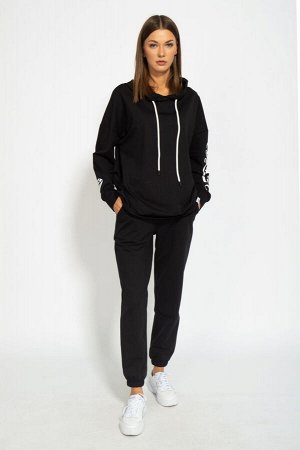 Костюм Костюм Kivviwear 41044105/06 черный 
Состав: ПЭ-24%; Хлопок-70%; Эластан-6%;
Сезон: Осень-Зима
Рост: 170

Костюм ОВЕРСАЙЗ с нанесением принта, с брюками средней посадки с карманами в боковых ш