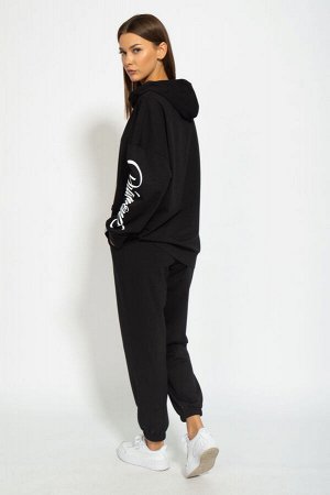 Костюм Костюм Kivviwear 41044105/06 черный 
Состав: ПЭ-24%; Хлопок-70%; Эластан-6%;
Сезон: Осень-Зима
Рост: 170

Костюм ОВЕРСАЙЗ с нанесением принта, с брюками средней посадки с карманами в боковых ш