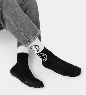 Мужские высокие носки черно-белого цвета со смайлами